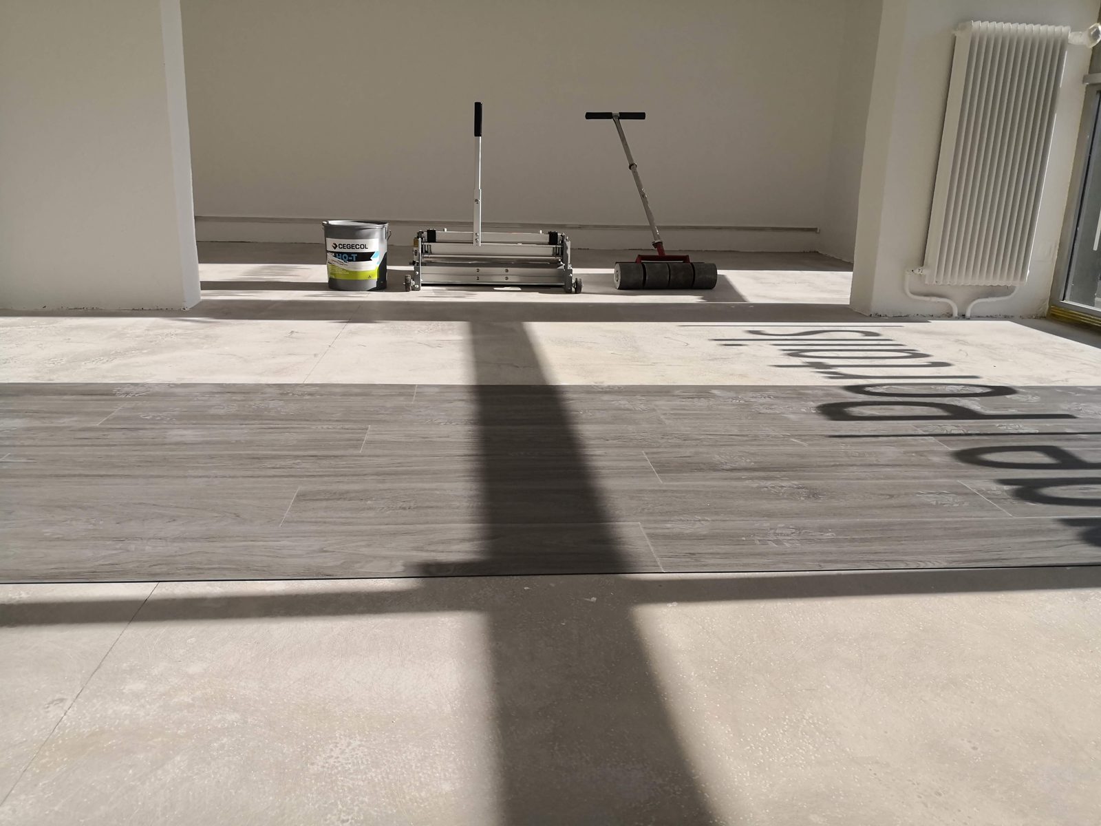Pose de lames de sol LVT collées en cours ACS Déco