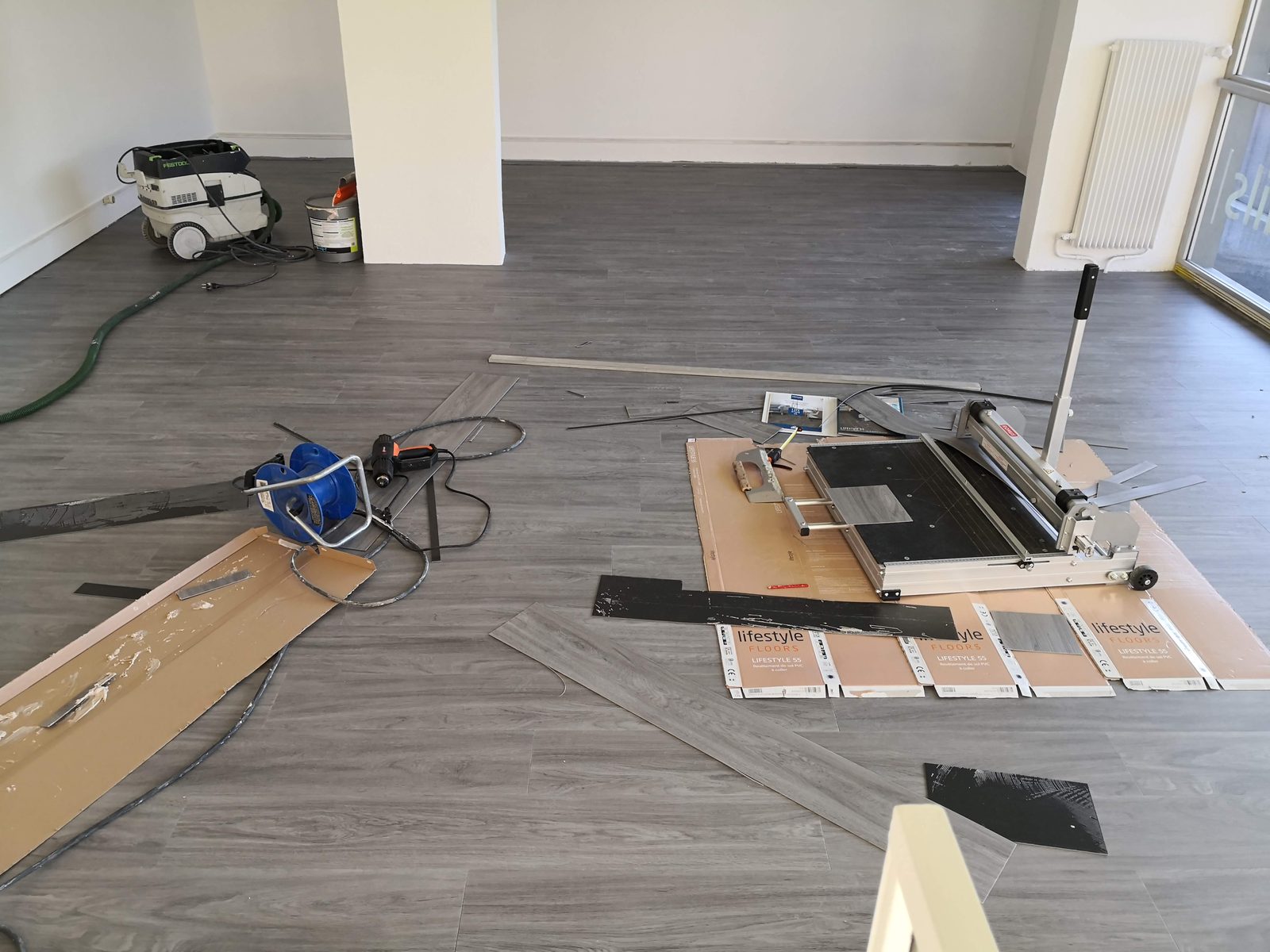 Sol LVT gris posé dans la pièce à vivre ACS Déco