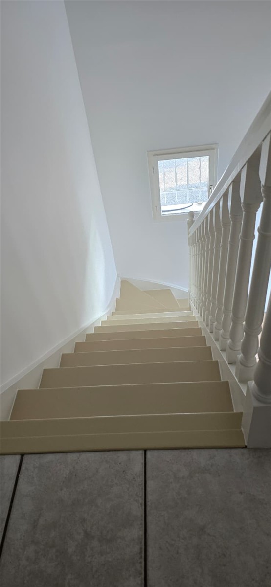 Escalier repeint marches beige et contremarches blanches ACS Déco