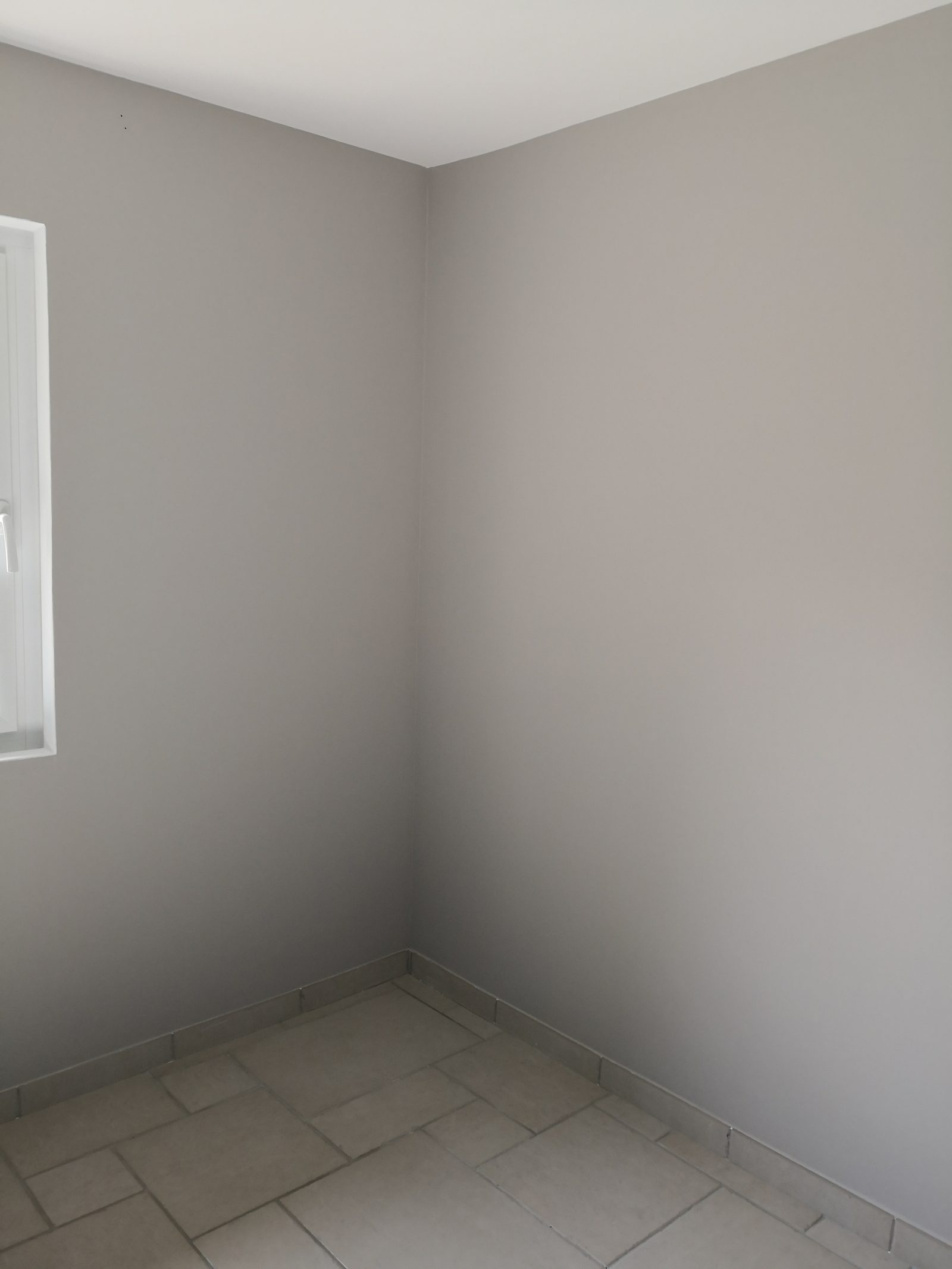 Peinture murs gris taupe pièce rénovée ACS Déco