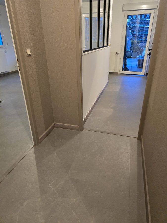 Chantier terminé couloir verrière dalle LVT résultat
