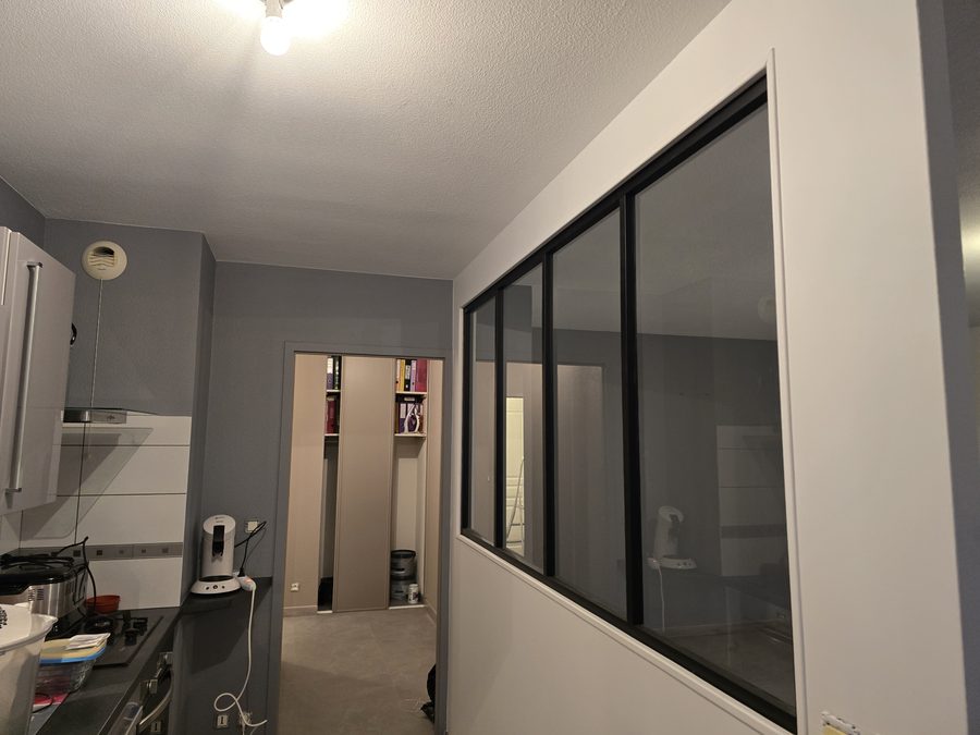 Peinture gris murs cuisine avec verrière