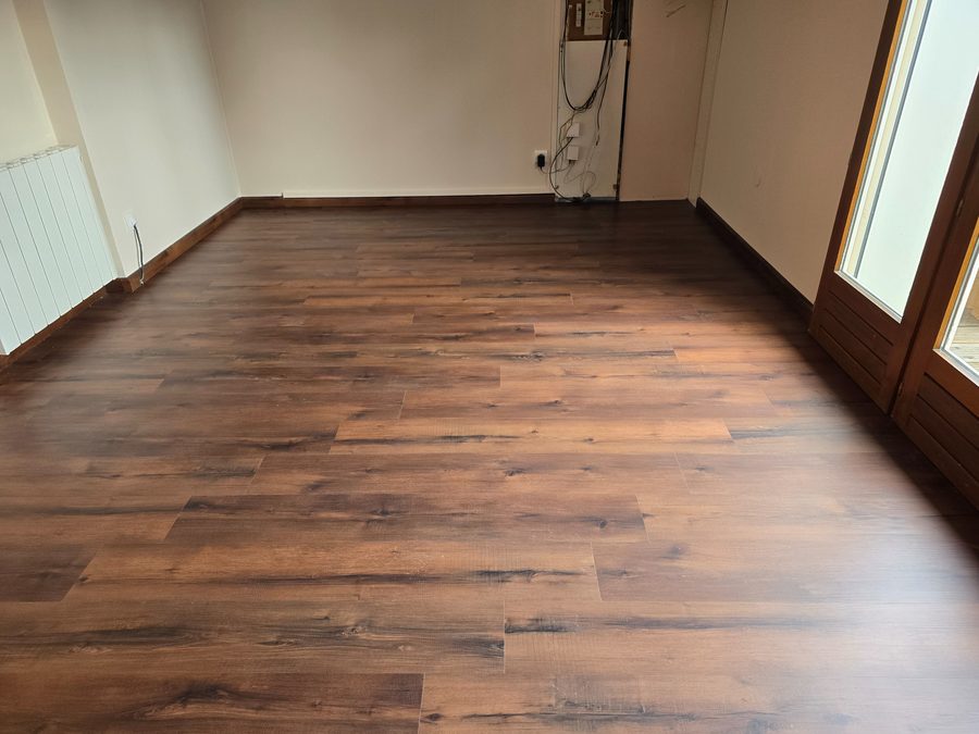 Pose parquet bois foncé salon