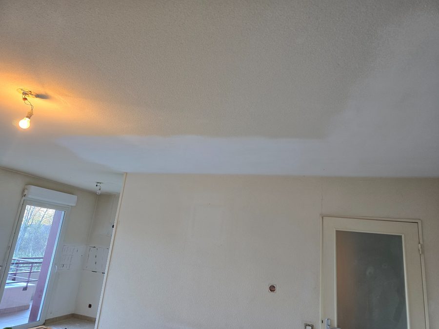 Ponçage plafond gouttelette en cours